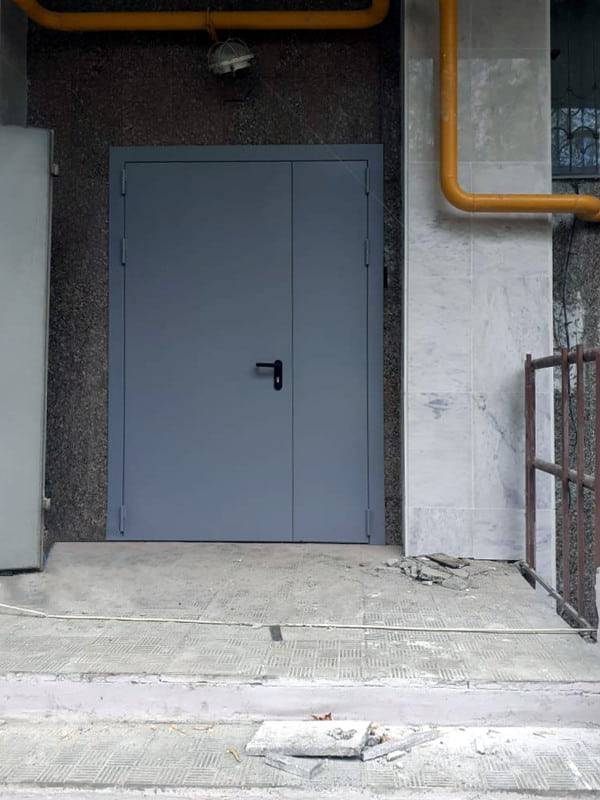 Дверь в подъезд жилого дома на Ярославском шоссе Дверь в подъезд жилого дома на Ярославском шоссе