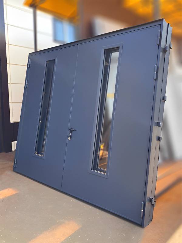 Двупольная дверь со стеклами Двупольная дверь со стеклами