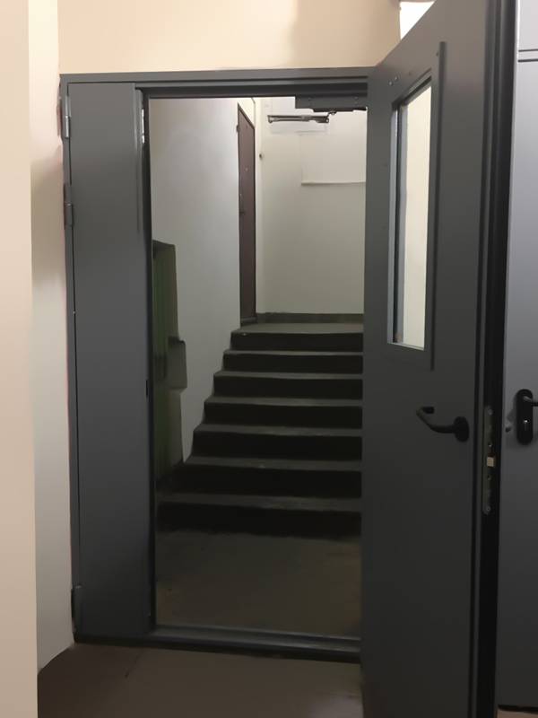 Противопожарная дверь со стеклом (жилой дом, переулок Расковой) Противопожарная дверь со стеклом (жилой дом, переулок Расковой)