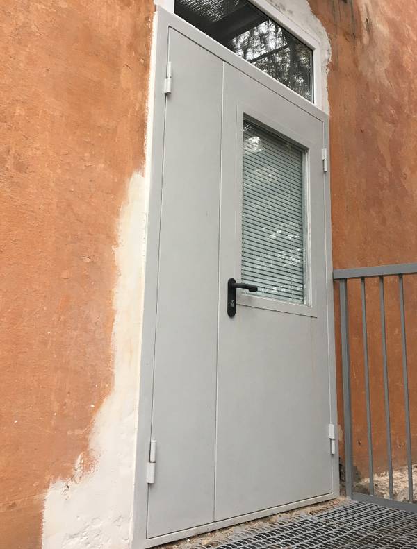 Пожаростойкая дверь с прямоугольным стеклом