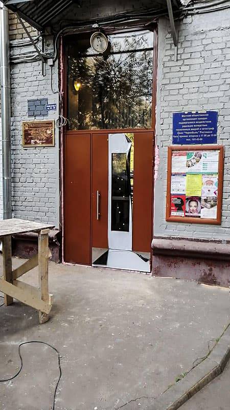 С отбойником и стеклянными вставками С отбойником и стеклянными вставками